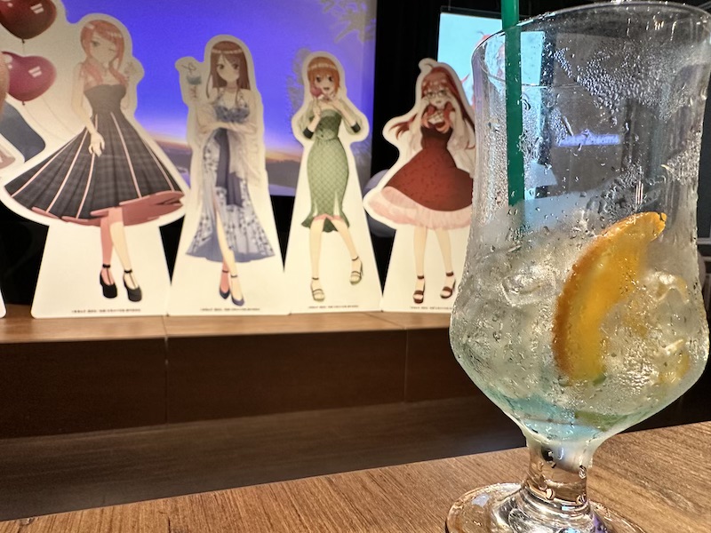 池袋Live Cafe Mixaで開催中の『映画五等分の花嫁コラボカフェ』を現地取材！限定メニュー、店内の様子、特典グッズまで画像多めで徹底レポートします。On-site coverage of the "Movie Fifth Bride Collaboration Cafe" being held at Ikebukuro Live Cafe Mixa! We will thoroughly report on the limited menu, the state of the store, and bonus goods with a lot of images.