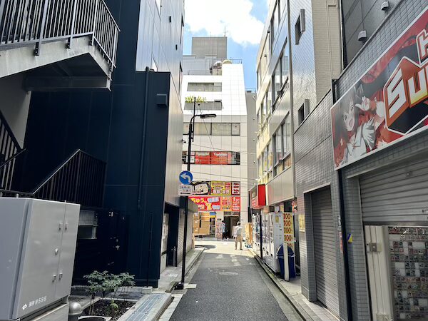 秋葉原の今を考察。観光地化と再開発が進む秋葉原。インバウンドや治安やマナー問題、池袋との違いを徹底解説する2025年の最新レポート。Akihabara in 2025: tourism, offices, gourmet boom. Chaos or rebirth?