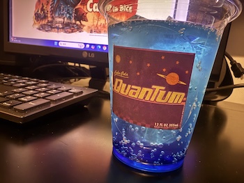 Fallout Collaboration CafeがDiCE池袋で開催中。Vault Boy装飾、コラボメニュー実飲レビュー、3店舗連動スタンプラリーの回り方を写真付きで徹底解説します。A photo report of the Fallout Collaboration Cafe at DiCE Ikebukuro, including Vault Boy displays, menu reviews, and a 3-spot stamp rally guide.