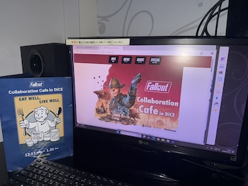Fallout Collaboration CafeがDiCE池袋で開催中。Vault Boy装飾、コラボメニュー実飲レビュー、3店舗連動スタンプラリーの回り方を写真付きで徹底解説します。A photo report of the Fallout Collaboration Cafe at DiCE Ikebukuro, including Vault Boy displays, menu reviews, and a 3-spot stamp rally guide.