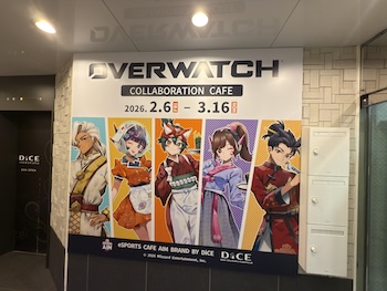 OVER WATCHとDiCE・AIMのコラボカフェを現地取材。店舗ごとの役割、フード・ドリンク、コースター前後半切替、広告情報まで整理。Field report of the OVER WATCH × DiCE collaboration cafe in Ikebukuro. Full guide to food, stores, bonus coasters and campaign details.