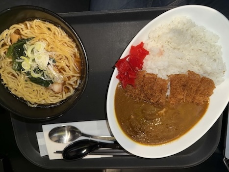 OVER WATCHとDiCE・AIMのコラボカフェを現地取材。店舗ごとの役割、フード・ドリンク、コースター前後半切替、広告情報まで整理。Field report of the OVER WATCH × DiCE collaboration cafe in Ikebukuro. Full guide to food, stores, bonus coasters and campaign details.